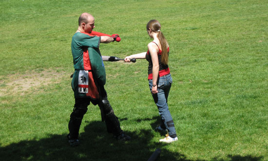 Tirtul teaches a newcomer the basics of fighting against a boards-man img-Teaching a newcomer